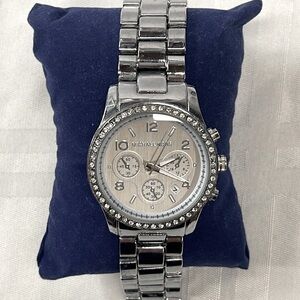 Michael Kors watch in silver with band that can be adjusted